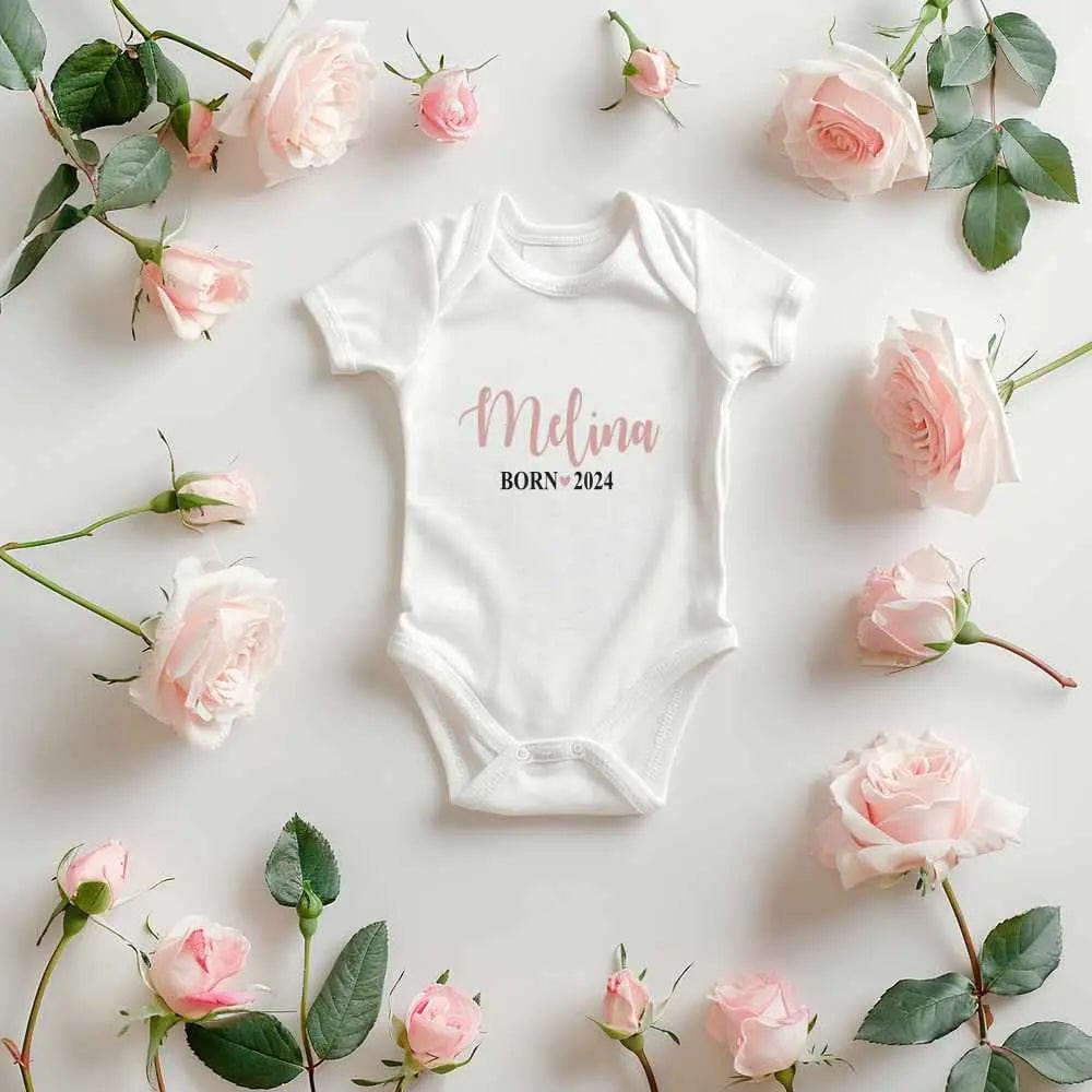 Personalisierte Baby Strampler - "Name & Geburtsjahr" Geschenke, Geburtstag (ohne Grossbuchstabe) - Mädchen