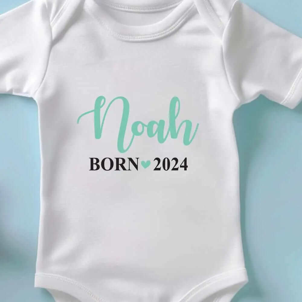 Personalisierte Baby Strampler - "Name & Geburtsjahr" Geschenke für Geburtstage und besondere Anlässe (ohne Grossbuchstabe) - Junge